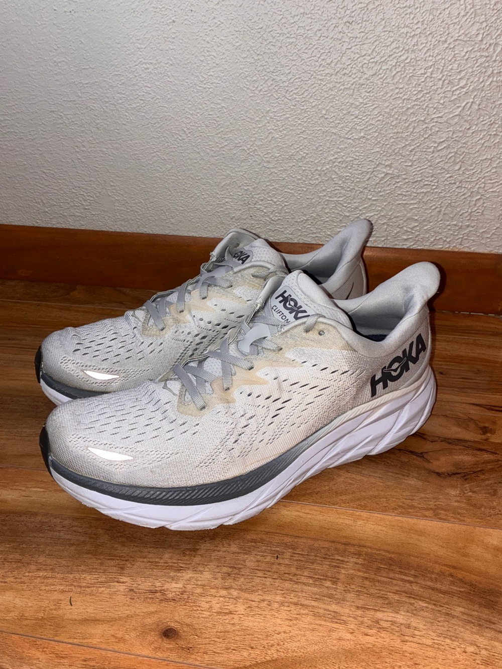 Hoka Men’s Clifton 8 Running Athletic Shoe Sneakers, white/gray- size 11.5 D